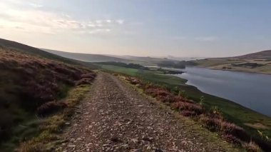 Doğu Lothian 'daki Whiteadder Barajı' nın sakin sahneleri, Lammermuir Tepeleri 'nde yuva yapmış, sakin sular, yuvarlanan manzaralar ve zengin doğal miraslar barındırıyor.