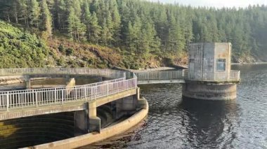 Doğu Lothian 'daki Whiteadder Reservoirs yenilikçi hidroelektrik barajı, sifonla beslenen türbin teknolojisi ve manzaralı Lammermuir Hills çevresi.