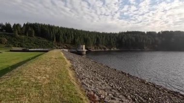 Doğu Lothian 'daki Whiteadder Reservoirs yenilikçi hidroelektrik barajı, sifonla beslenen türbin teknolojisi ve manzaralı Lammermuir Hills çevresi.