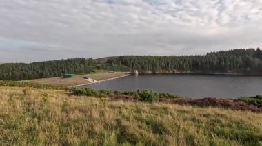 Doğu Lothian 'daki Whiteadder Reservoirs yenilikçi hidroelektrik barajı, sifonla beslenen türbin teknolojisi ve manzaralı Lammermuir Hills çevresi.