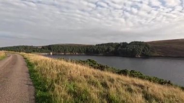 Doğu Lothian 'daki Whiteadder Barajı' nın sakin sahneleri, Lammermuir Tepeleri 'nde yuva yapmış, sakin sular, yuvarlanan manzaralar ve zengin doğal miraslar barındırıyor.