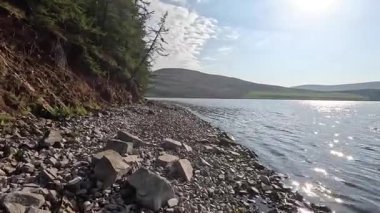 Doğu Lothian 'daki Whiteadder Barajı' nın sakin sahneleri, Lammermuir Tepeleri 'nde yuva yapmış, sakin sular, yuvarlanan manzaralar ve zengin doğal miraslar barındırıyor.