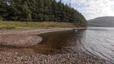 Doğu Lothian 'daki Whiteadder Barajı' nın sakin sahneleri, Lammermuir Tepeleri 'nde yuva yapmış, sakin sular, yuvarlanan manzaralar ve zengin doğal miraslar barındırıyor.