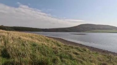 Doğu Lothian 'daki Whiteadder Barajı' nın sakin sahneleri, Lammermuir Tepeleri 'nde yuva yapmış, sakin sular, yuvarlanan manzaralar ve zengin doğal miraslar barındırıyor.