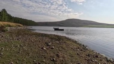 Doğu Lothian 'daki Whiteadder Barajı' nın sakin sahneleri, Lammermuir Tepeleri 'nde yuva yapmış, sakin sular, yuvarlanan manzaralar ve zengin doğal miraslar barındırıyor.