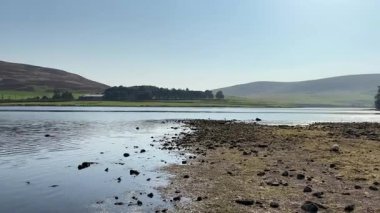 Doğu Lothian 'daki Whiteadder Barajı' nın sakin sahneleri, Lammermuir Tepeleri 'nde yuva yapmış, sakin sular, yuvarlanan manzaralar ve zengin doğal miraslar barındırıyor.