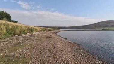 Doğu Lothian 'daki Whiteadder Barajı' nın sakin sahneleri, Lammermuir Tepeleri 'nde yuva yapmış, sakin sular, yuvarlanan manzaralar ve zengin doğal miraslar barındırıyor.