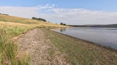 Doğu Lothian 'daki Whiteadder Barajı' nın sakin sahneleri, Lammermuir Tepeleri 'nde yuva yapmış, sakin sular, yuvarlanan manzaralar ve zengin doğal miraslar barındırıyor.