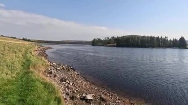 Doğu Lothian 'daki Whiteadder Barajı' nın sakin sahneleri, Lammermuir Tepeleri 'nde yuva yapmış, sakin sular, yuvarlanan manzaralar ve zengin doğal miraslar barındırıyor.