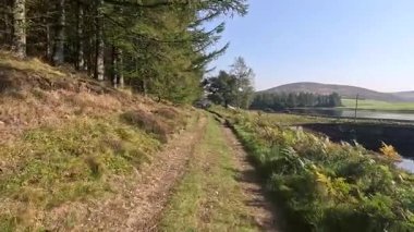 Doğu Lothian 'daki Whiteadder Barajı' nın sakin sahneleri, Lammermuir Tepeleri 'nde yuva yapmış, sakin sular, yuvarlanan manzaralar ve zengin doğal miraslar barındırıyor.
