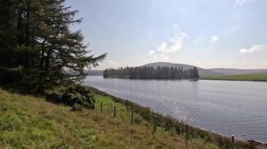 Doğu Lothian 'daki Whiteadder Barajı' nın sakin sahneleri, Lammermuir Tepeleri 'nde yuva yapmış, sakin sular, yuvarlanan manzaralar ve zengin doğal miraslar barındırıyor.