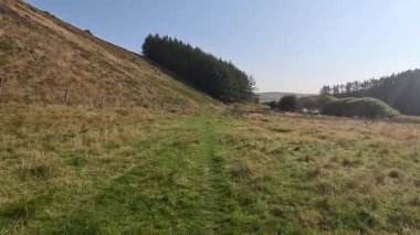 Lammermuir 'lerde Spartleton Tepesi' nde yürümek Gamelshiel Kalesi 'nin kalıntılarını ve rüzgar türbinlerini geçmek, Doğu Lothian ve İskoç sınırlarını panoramik açıdan görmek.