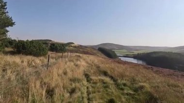 Lammermuir 'lerde Spartleton Tepesi' nde yürümek Gamelshiel Kalesi 'nin kalıntılarını ve rüzgar türbinlerini geçmek, Doğu Lothian ve İskoç sınırlarını panoramik açıdan görmek.