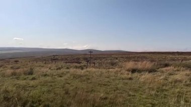 Lammermuir 'lerde Spartleton Tepesi' nde yürümek Gamelshiel Kalesi 'nin kalıntılarını ve rüzgar türbinlerini geçmek, Doğu Lothian ve İskoç sınırlarını panoramik açıdan görmek.