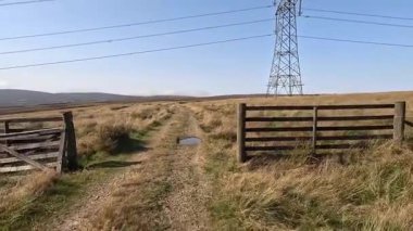 Lammermuir 'lerde Spartleton Tepesi' nde yürümek Gamelshiel Kalesi 'nin kalıntılarını ve rüzgar türbinlerini geçmek, Doğu Lothian ve İskoç sınırlarını panoramik açıdan görmek.
