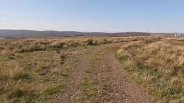 Lammermuir 'lerde Spartleton Tepesi' nde yürümek Gamelshiel Kalesi 'nin kalıntılarını ve rüzgar türbinlerini geçmek, Doğu Lothian ve İskoç sınırlarını panoramik açıdan görmek.