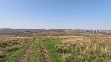 Lammermuir 'lerde Spartleton Tepesi' nde yürümek Gamelshiel Kalesi 'nin kalıntılarını ve rüzgar türbinlerini geçmek, Doğu Lothian ve İskoç sınırlarını panoramik açıdan görmek.