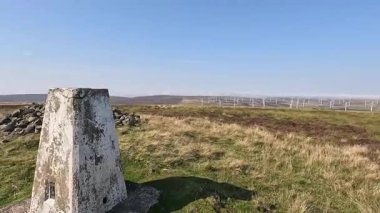 Lammermuir 'lerde Spartleton Tepesi' nde yürümek Gamelshiel Kalesi 'nin kalıntılarını ve rüzgar türbinlerini geçmek, Doğu Lothian ve İskoç sınırlarını panoramik açıdan görmek.