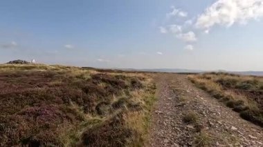 Lammermuir 'lerde Spartleton Tepesi' nde yürümek Gamelshiel Kalesi 'nin kalıntılarını ve rüzgar türbinlerini geçmek, Doğu Lothian ve İskoç sınırlarını panoramik açıdan görmek.