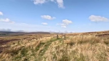 Lammermuir 'lerde Spartleton Tepesi' nde yürümek Gamelshiel Kalesi 'nin kalıntılarını ve rüzgar türbinlerini geçmek, Doğu Lothian ve İskoç sınırlarını panoramik açıdan görmek.