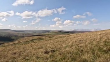 Lammermuir 'lerde Spartleton Tepesi' nde yürümek Gamelshiel Kalesi 'nin kalıntılarını ve rüzgar türbinlerini geçmek, Doğu Lothian ve İskoç sınırlarını panoramik açıdan görmek.