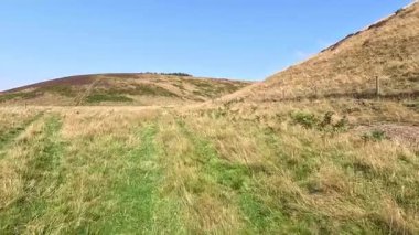 Lammermuir 'lerde Spartleton Tepesi' nde yürümek Gamelshiel Kalesi 'nin kalıntılarını ve rüzgar türbinlerini geçmek, Doğu Lothian ve İskoç sınırlarını panoramik açıdan görmek.