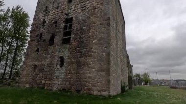 15. yüzyıldan kalma Rosyth Şatosu Fife 'daki modern tersanelerin ortasında duruyor. İskoç katmanlı tarih ve mimari dayanıklılığın bir kanıtı.