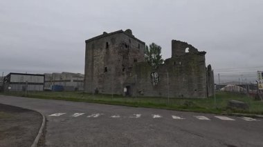 15. yüzyıldan kalma Rosyth Şatosu Fife 'daki modern tersanelerin ortasında duruyor. İskoç katmanlı tarih ve mimari dayanıklılığın bir kanıtı.