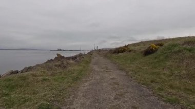 Rosyth rıhtımının yakınındaki Forth nehri boyunca yapılan bir yürüyüş deniz mirası, endüstriyel faaliyet ve kıyı sükunetinin bir karışımını ortaya çıkardı.