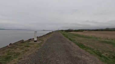 Rosyth rıhtımının yakınındaki Forth nehri boyunca yapılan bir yürüyüş deniz mirası, endüstriyel faaliyet ve kıyı sükunetinin bir karışımını ortaya çıkardı.