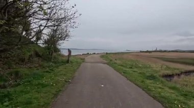 Rosyth rıhtımının yakınındaki Forth nehri boyunca yapılan bir yürüyüş deniz mirası, endüstriyel faaliyet ve kıyı sükunetinin bir karışımını ortaya çıkardı.