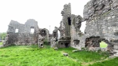 15. yüzyıldan kalma Rosyth Şatosu Fife 'daki modern tersanelerin ortasında duruyor. İskoç katmanlı tarih ve mimari dayanıklılığın bir kanıtı.