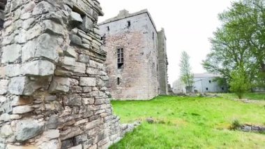 15. yüzyıldan kalma Rosyth Şatosu Fife 'daki modern tersanelerin ortasında duruyor. İskoç katmanlı tarih ve mimari dayanıklılığın bir kanıtı.