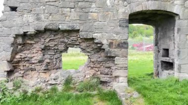 15. yüzyıldan kalma Rosyth Şatosu Fife 'daki modern tersanelerin ortasında duruyor. İskoç katmanlı tarih ve mimari dayanıklılığın bir kanıtı.