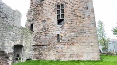 15. yüzyıldan kalma Rosyth Şatosu Fife 'daki modern tersanelerin ortasında duruyor. İskoç katmanlı tarih ve mimari dayanıklılığın bir kanıtı.