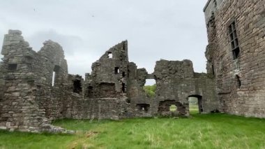 15. yüzyıldan kalma Rosyth Şatosu Fife 'daki modern tersanelerin ortasında duruyor. İskoç katmanlı tarih ve mimari dayanıklılığın bir kanıtı.