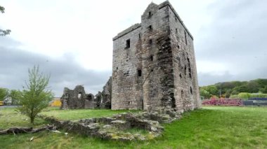 15. yüzyıldan kalma Rosyth Şatosu Fife 'daki modern tersanelerin ortasında duruyor. İskoç katmanlı tarih ve mimari dayanıklılığın bir kanıtı.