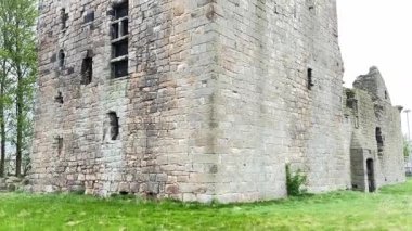 15. yüzyıldan kalma Rosyth Şatosu Fife 'daki modern tersanelerin ortasında duruyor. İskoç katmanlı tarih ve mimari dayanıklılığın bir kanıtı.