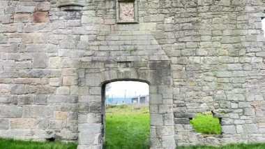 15. yüzyıldan kalma Rosyth Şatosu Fife 'daki modern tersanelerin ortasında duruyor. İskoç katmanlı tarih ve mimari dayanıklılığın bir kanıtı.