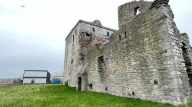 15. yüzyıldan kalma Rosyth Şatosu Fife 'daki modern tersanelerin ortasında duruyor. İskoç katmanlı tarih ve mimari dayanıklılığın bir kanıtı.