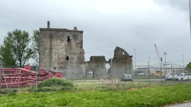15. yüzyıldan kalma Rosyth Şatosu Fife 'daki modern tersanelerin ortasında duruyor. İskoç katmanlı tarih ve mimari dayanıklılığın bir kanıtı.