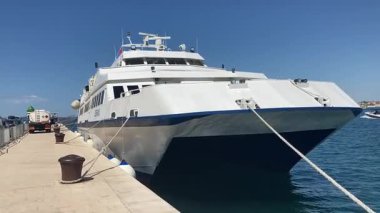 Bir yolcu gemisi Zadar 'ın Eski Kasabası' nın yakınına yanaşarak modern deniz faaliyetlerini şehrin Adriyatik kıyısı boyunca uzanan tarihi Roma ve Venedik mimarisiyle harmanladı..