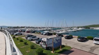 Sukoana Hırvatistan 'ın en büyük marinasında bulunan D-Marin Dalmacija, modern tesisler ve Adriyatik' in çarpıcı adalarına erişim konusunda başlıca bir yat deneyimi sunuyor.