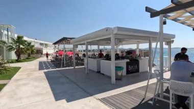 Sukoana Hırvatistan 'ın en büyük marinasında bulunan D-Marin Dalmacija, modern tesisler ve Adriyatik' in çarpıcı adalarına erişim konusunda başlıca bir yat deneyimi sunuyor.