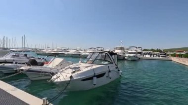 Sukoana Hırvatistan 'ın en büyük marinasında bulunan D-Marin Dalmacija, modern tesisler ve Adriyatik' in çarpıcı adalarına erişim konusunda başlıca bir yat deneyimi sunuyor.