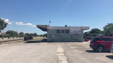 Zadarlar bir zamanlar hayati bir inbot sessiz kaldığında tren istasyonunu terk ettiler. Grafiti kaplı duvarları ve paslı izleri eski bir seyahat çağını anımsatıyor..