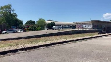 Zadarlar bir zamanlar hayati bir inbot sessiz kaldığında tren istasyonunu terk ettiler. Grafiti kaplı duvarları ve paslı izleri eski bir seyahat çağını anımsatıyor..