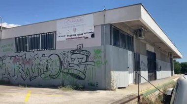 Zadarlar bir zamanlar hayati bir inbot sessiz kaldığında tren istasyonunu terk ettiler. Grafiti kaplı duvarları ve paslı izleri eski bir seyahat çağını anımsatıyor..