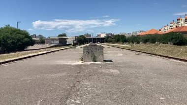 Zadarlar bir zamanlar hayati bir inbot sessiz kaldığında tren istasyonunu terk ettiler. Grafiti kaplı duvarları ve paslı izleri eski bir seyahat çağını anımsatıyor..