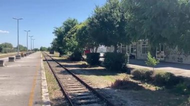 Zadarlar bir zamanlar hayati bir inbot sessiz kaldığında tren istasyonunu terk ettiler. Grafiti kaplı duvarları ve paslı izleri eski bir seyahat çağını anımsatıyor..